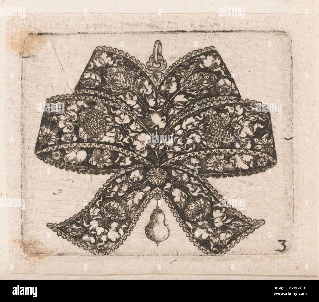 Anhänger in Form einer Bowknot Platte 3 von Goldsmith Ornament Designs. Schmuckdesign: Ein weiß auf schwarz Design für einen Anhänger in Form einer verknoteten vier Schleifen Schleife mit zwei nachlaufenden Bändern unten. Das Design ist symmetrisch gerendert, einschließlich des Musters von komplizierten Darstellungen von Rosen, Tulpen und Blättern. Stockfoto