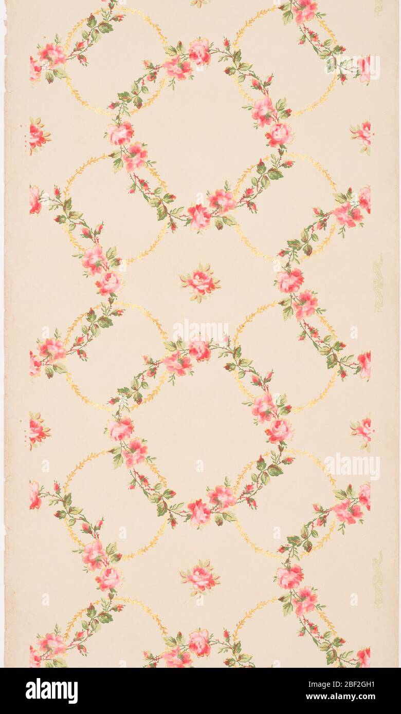 Deckenpapier. Auf beigem Grund, Spalier aus Goldkränzen mit rosa Blüten und grünen Blättern. Flatteres Papier. Stockfoto