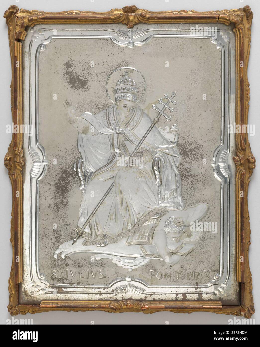 Spiegeln. Rechteckige Glasscheibe mit geformten gravierten Grenzen auf mattem Boden rund um gravierte Themen von Papst Julius II. Sitzt über einer Figur wahrscheinlich die Übel durch seine Reformen überwunden; über die Legende: 'S. JULIUS PONT. Stockfoto