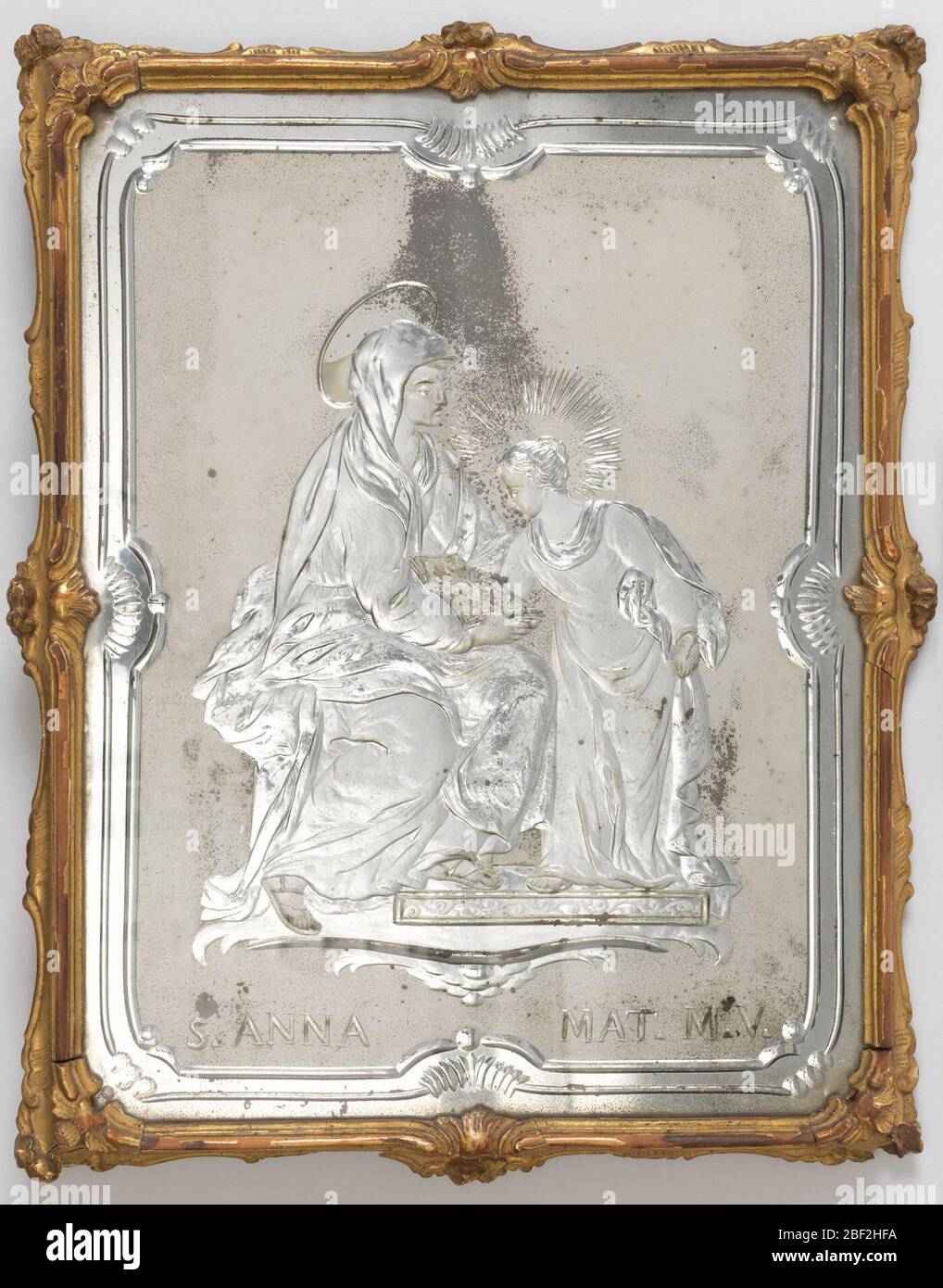 Spiegeln. Rechteckige Glasscheibe mit geformten gravierten Grenzen auf mattem Grund rund um gravierte Thema der Jugendlichen Jungfrau stehend mit dem sitzenden Saint Anne über der Legende: 'S. ANNA MAT. M. V.'; innerhalb eines schmalen, gerollten Rahmens aus vergoldetem Holz. Stockfoto