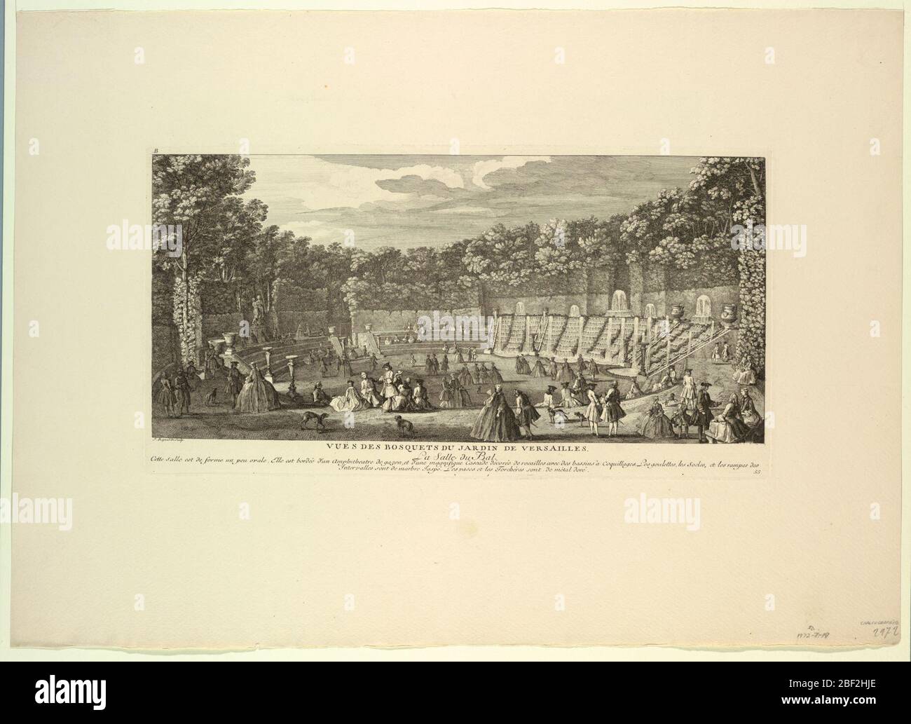 Versailles Groves of the Garden der Ballsaal. Horizontales Rechteck: Im Vordergrund schlendernde Höflinge und Hunde. In der Mitte eine niedergedrückte Rasenfläche, rechts davon eine Kaskaden-Bank mit Becken, Düsen und Urnen. Links, Sitzreihen. Hecken umgeben die Gegend mit Wäldern dahinter. Stockfoto