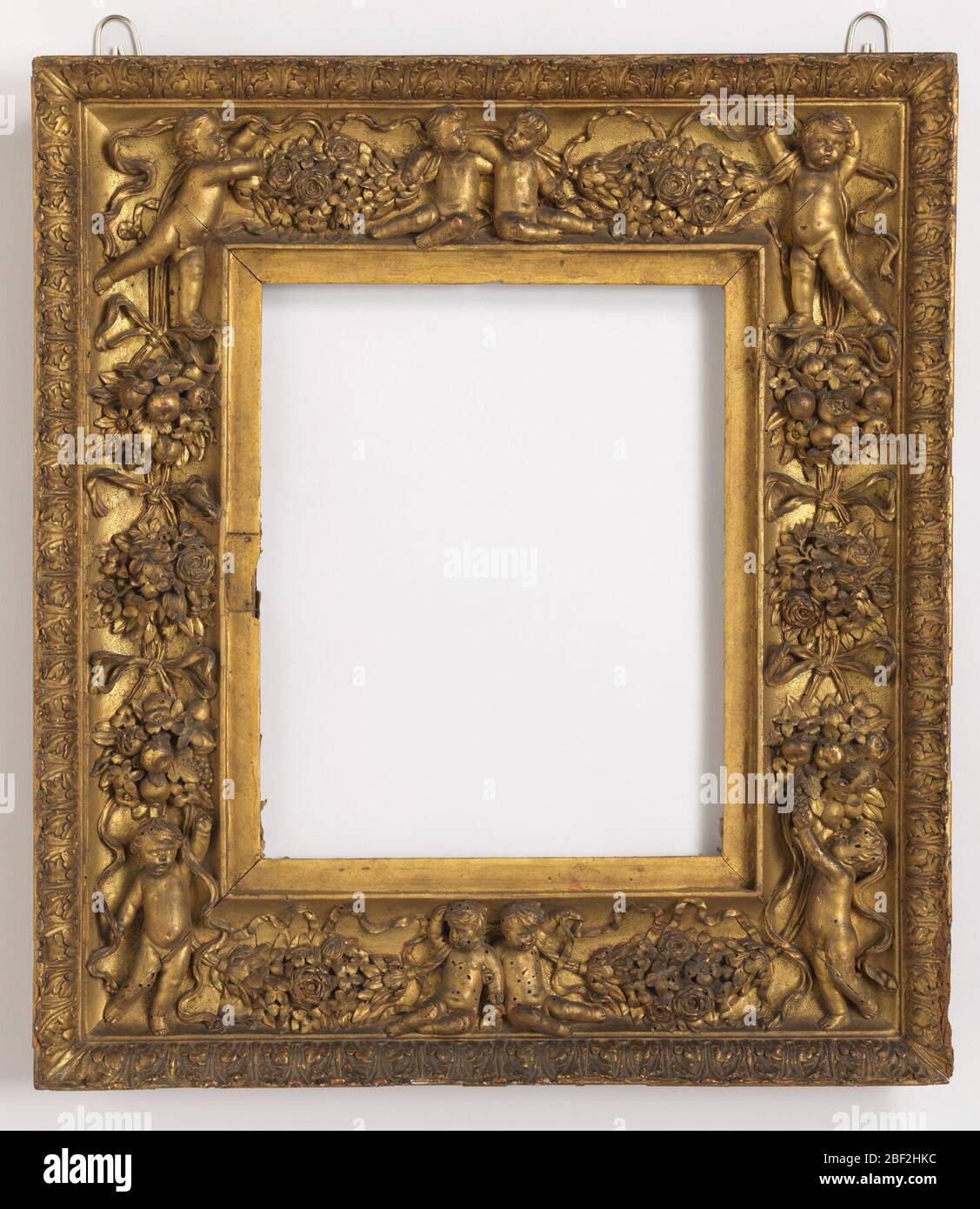 Rahmen. Im spanischen Stil des 17. Jahrhunderts, wahrscheinlich mit alten Rahmenelementen. Die aufrechte rechteckige Form mit Putten und Tüchern von Blumensträußen, die die Öffnung umgeben, die äußere Grenze mit Akanthus. Stockfoto