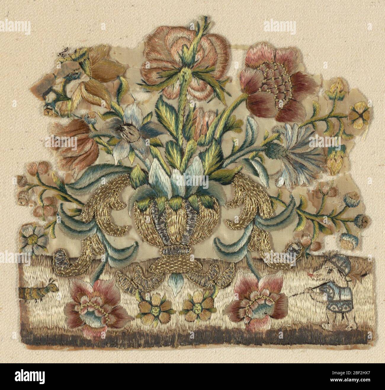 Fragment. Fragment einer Vase gefüllt mit Blumen, die in den Vordergrund. Links ist eine Raupe und rechts ein kleines Tier, vielleicht ein Hund, auf Hinterbeinen mit Helm und Tunika. Stockfoto