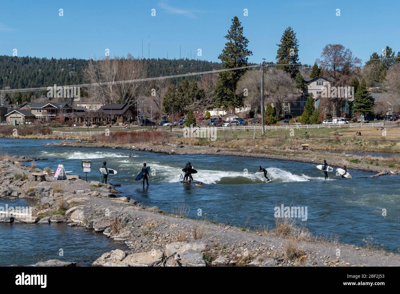 Surfer im River Park in Bend, Oregon während der Covid-19 Pandemie Stockfoto
