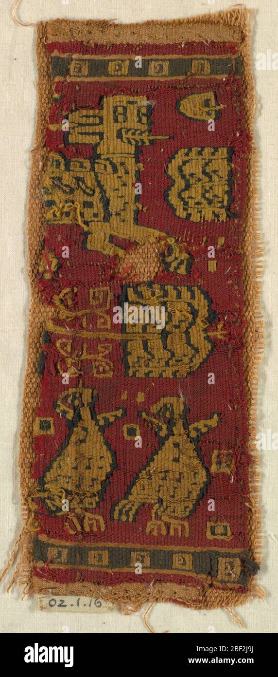 Fragment. Fragment, das die Vorläufer eines Löwen und zwei Vögel am Boden zeigt. Stockfoto