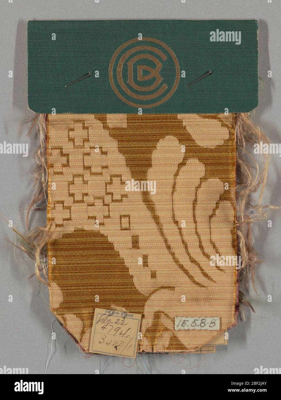 Proben. Reproduktionsstoff, inspiriert von einem Design aus dem 16. Jahrhundert in der Sammlung des Cooper Union Museums, hat ein Muster aus mit Blumen gefüllten Urnen und Pfauen. Stockfoto