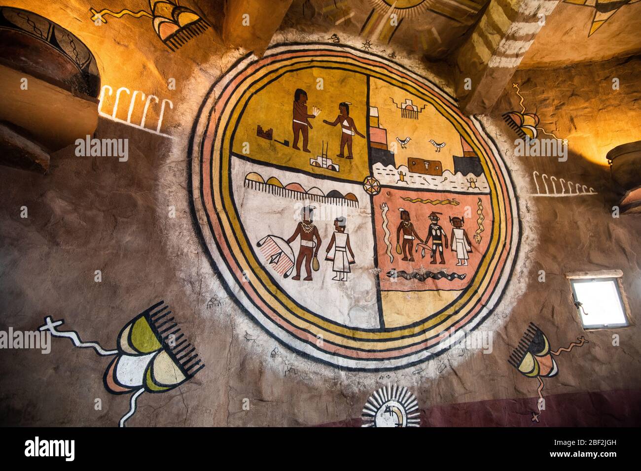 GRAND CANYON, ARIZONA - 6. NOVEMBER 2017 - Kunst der Ureinwohner Amerikas  schmückt das Innere des Wachturms South Rim, Grand Canyon National Park,  Arizona Stockfotografie - Alamy