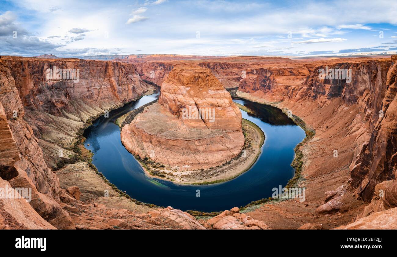 Horseshoe Bend Canyon riesige Steinschleife Panoramablick, Blick auf Colorado River Bend und Red Rock Canyon, stehende Wände am Rand. Stockfoto