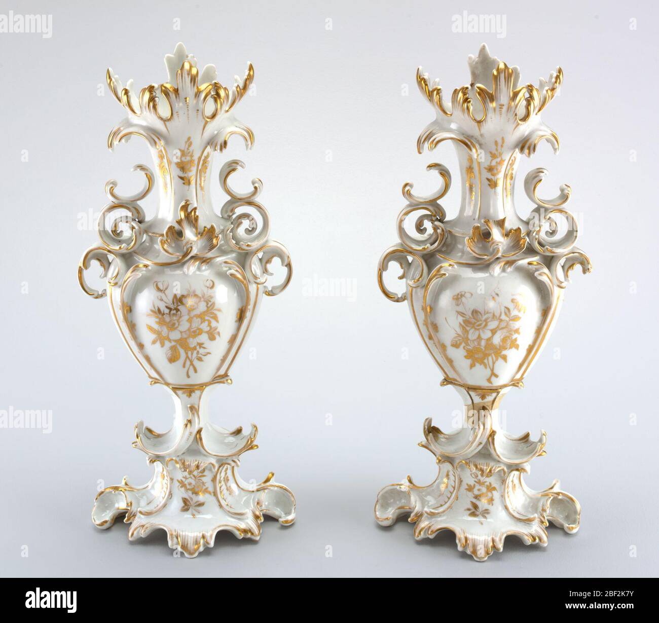 Vasen. Porzellan weißer Körper mit Fritte, glasiert und vergoldet. (A) hohe verzierte Vase in zwei Teilen. Basis der ausstreuenden Scroll-Arbeit Verengung zu kurzen schlanken Stamm. Stockfoto