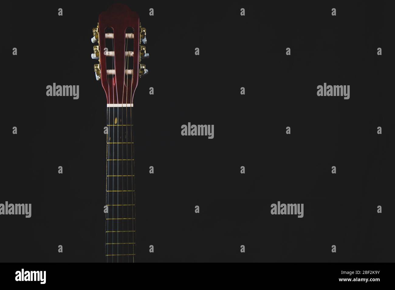 Gitarrenkopfstaufplatte auf schwarzem Hintergrund. Akustisches Musikinstrument. Kopierraum Stockfoto