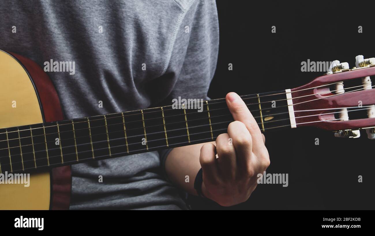 Handspielende akustische Gitarre. Streichinstrument Stockfoto