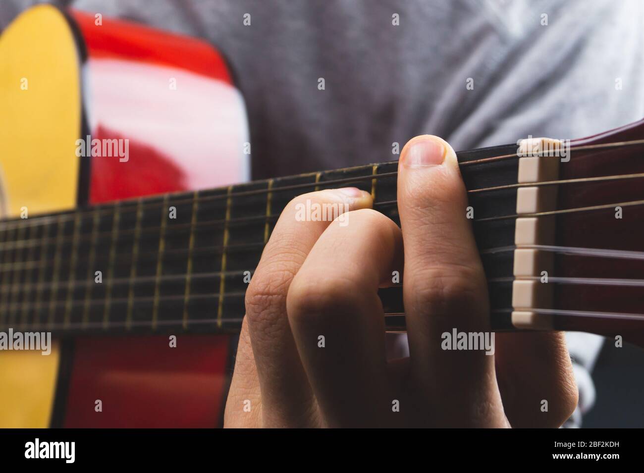 Handspielende akustische Gitarre. Streichinstrument Stockfoto