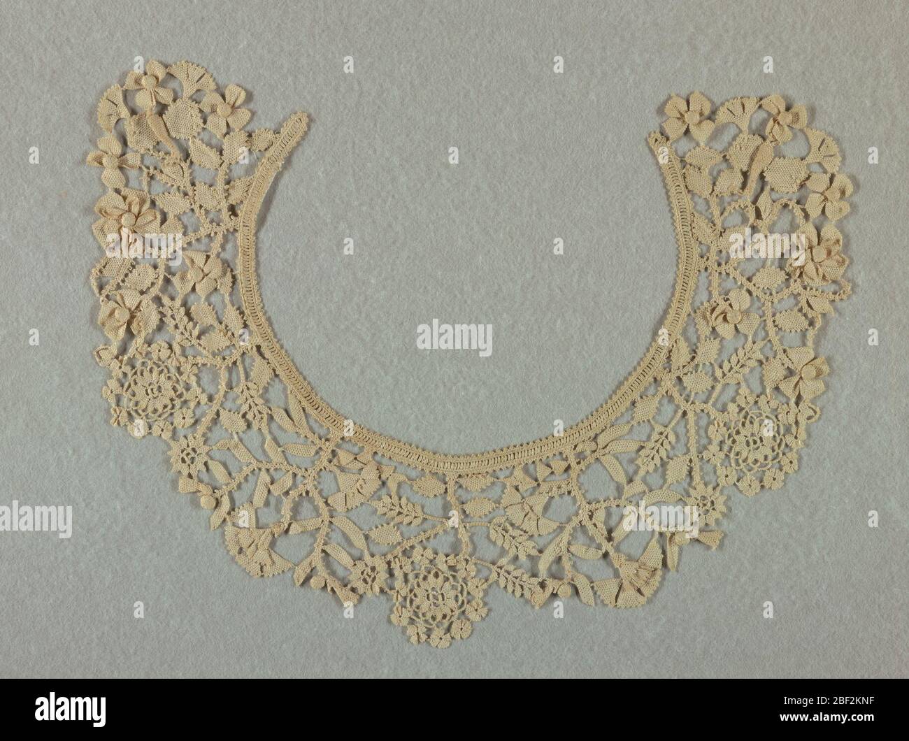 Kragen. Kragen mit einem Design von blühenden Pflanzen, Nelken und Rosen. Stockfoto