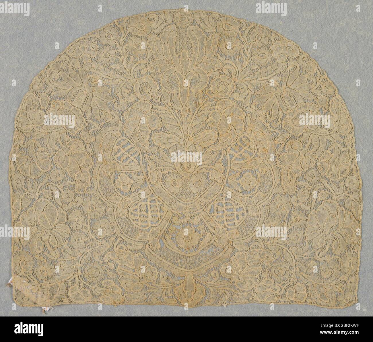 Deckelkrone. Cap Krone mit aufwendigem symmetrischen Blumenmotiv. Stockfoto