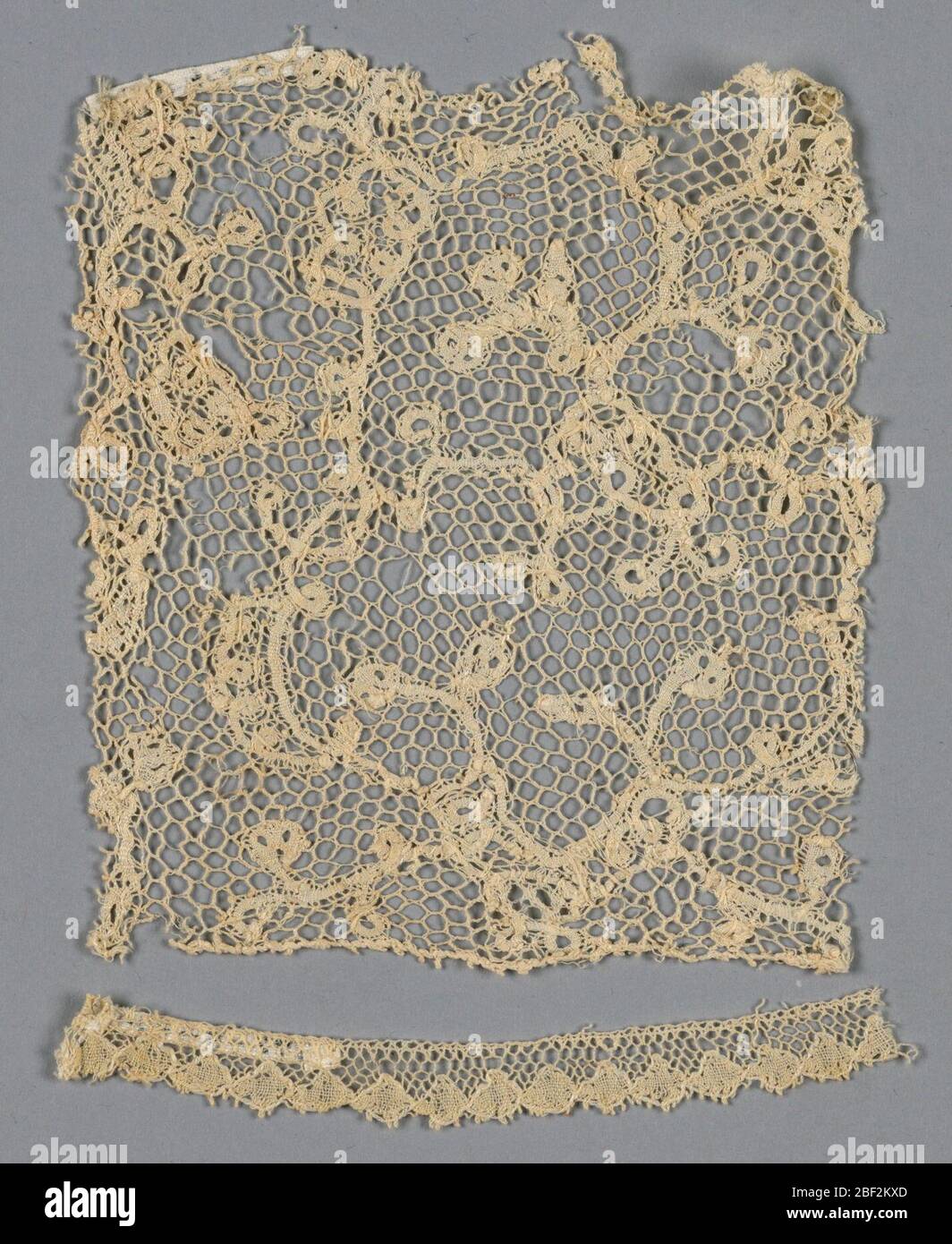 Fragment. Fragment von durchgehendem Band Spulen aus Spitze. Border hinzugefügt viel später, wahrscheinlich 19. Jahrhundert Lille-Stil Spitze. Stockfoto