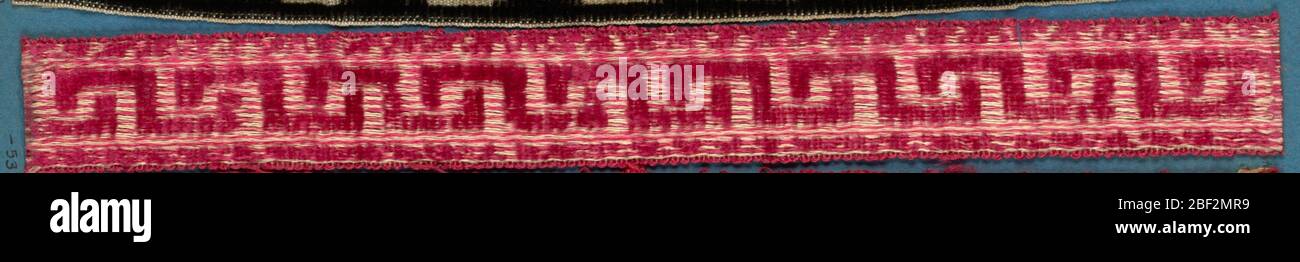 Trimmen. Rot-gelbes Trimmfragment in griechischem Bundmuster. Stockfoto