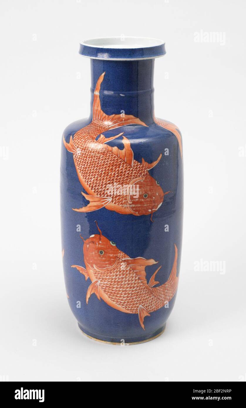 Vase. Zylindrische Vase mit schmalem Hals, breiter, runder Mund und leicht tappertem Boden; Gesamtdekoration mit mehreren großen roten Karpfen, die auf blauem Grund schwimmen. Stockfoto