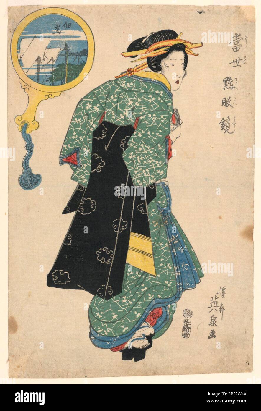 Kurtisane. Von Kopf bis Fuß bedeckt ist diese gut gekleidete Frau, die auf den Betrachter zurückblickt. Kämme füllen ihr Haar, was ihren hohen Rang als Kurtisane signalisiert. Jede ihrer Kimono-Schichten ist mit verschiedenen floralen Motiven verziert. Stockfoto