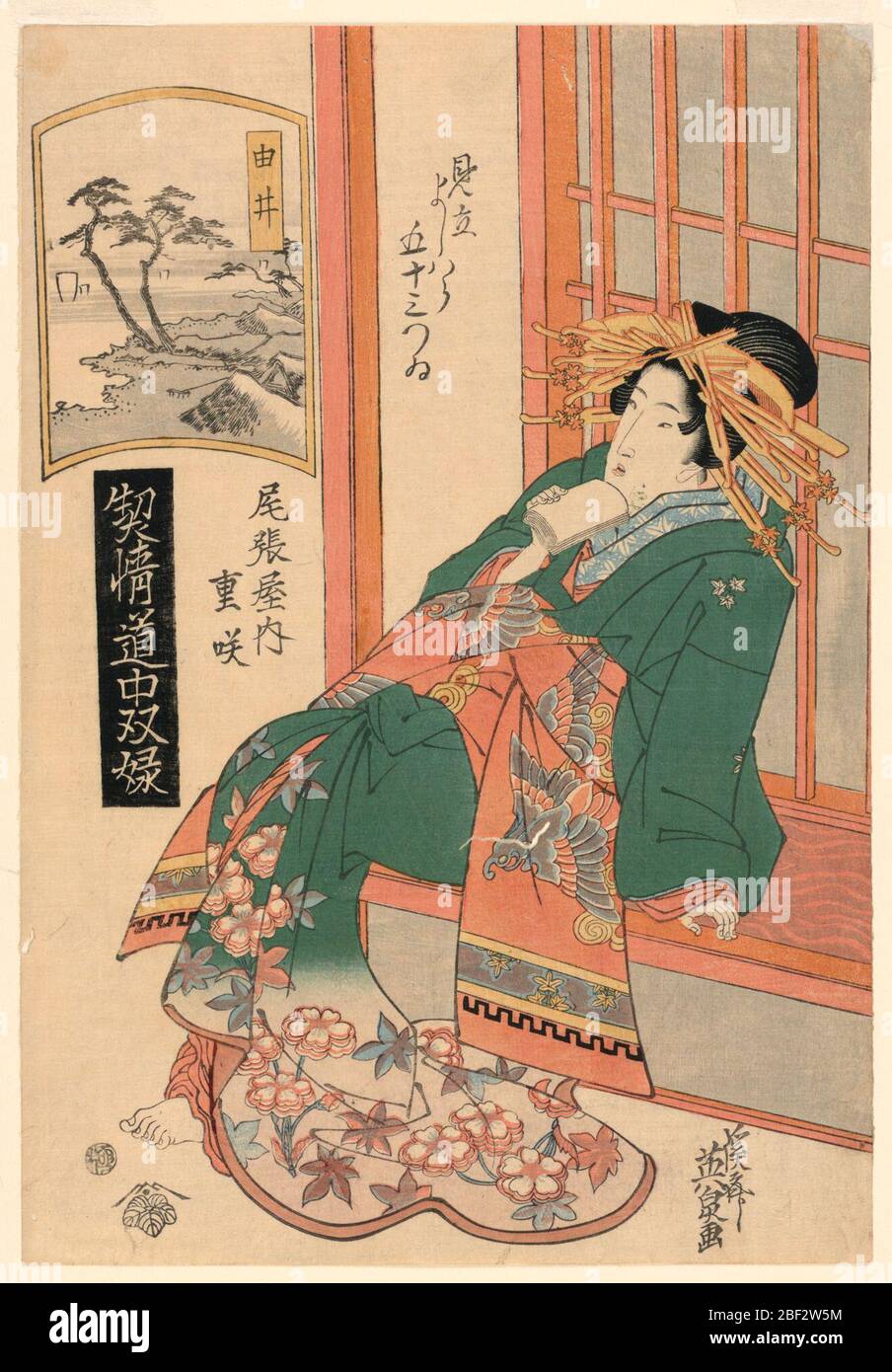 Yui aus der Serie die Geishas Reise mit der höchsten Rangliste. Die Frau, die an einem Shoji-Bildschirm sitzt und auf einem Arm ruht, sitzt in Kontemplation. Der Rahmen des Gebäudes unterstreicht die gleiche orange Farbe in ihrem Kimono. Es gibt ein Fenster im Druck, das eine natürliche Landschaft zeigt. Stockfoto