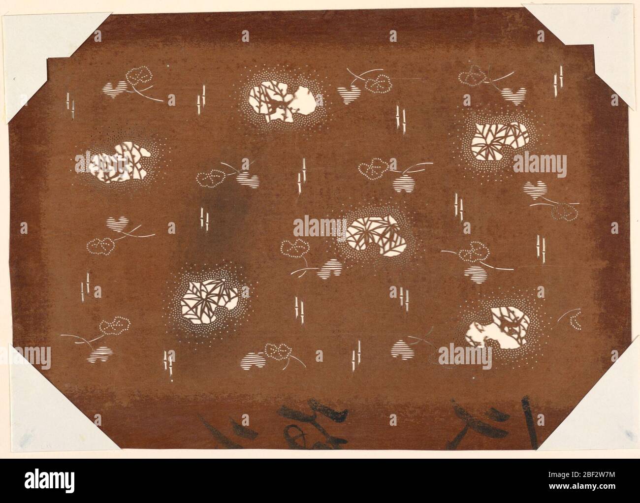 Ivy Silhouette Motiv. Silhouetten in Form von Efeu-Blättern dienen als Fenster für Bambusblätter sowie Pflüge und Reben. Winzige Löcher umrahmen Efeu. Die Unterseite der Schablone hat japanische Kalligraphie. Stockfoto