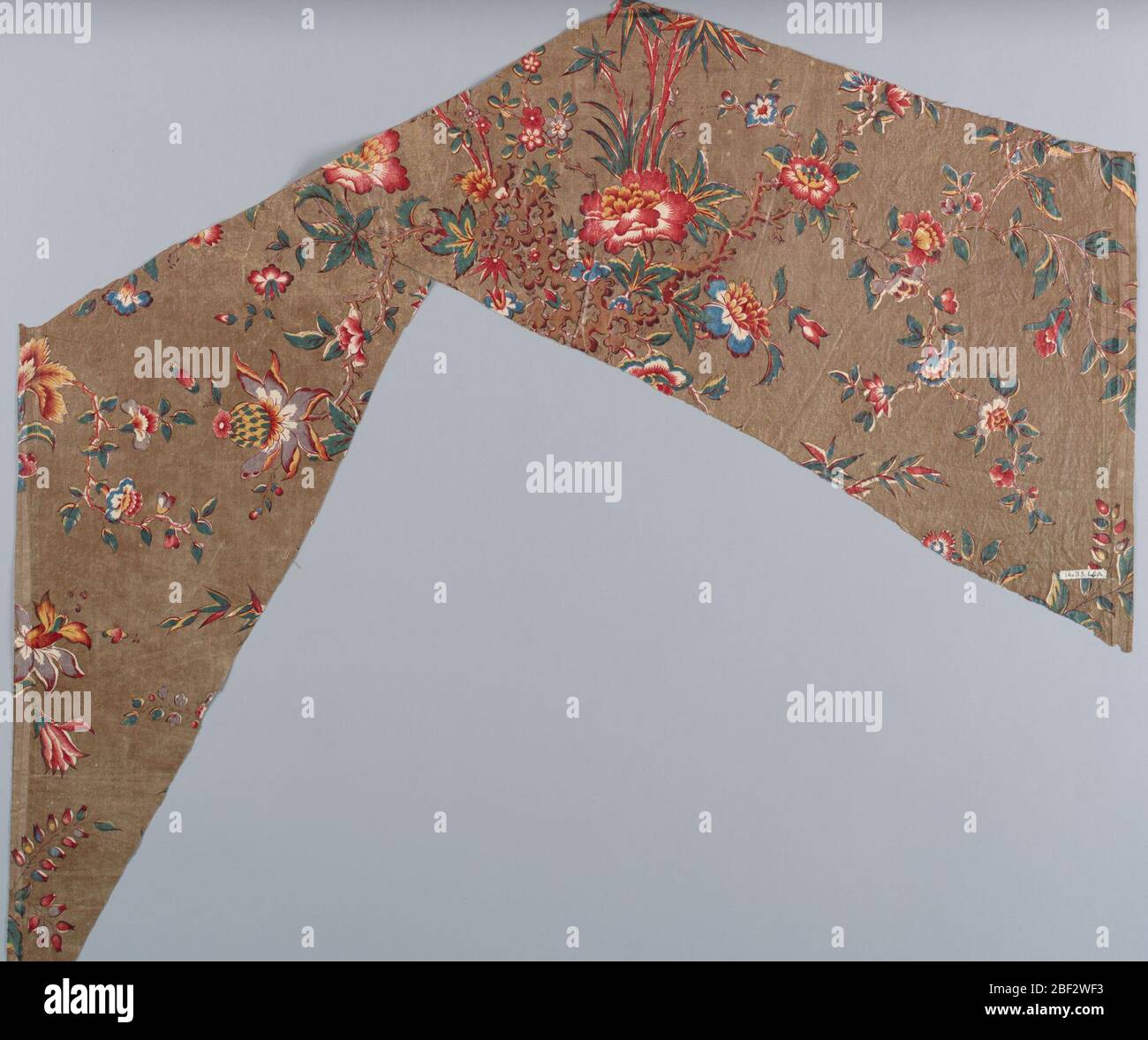 Fragmente. Fragment von glasierten Chintz mit bunten Blüten auf einem braunen Boden. Stockfoto