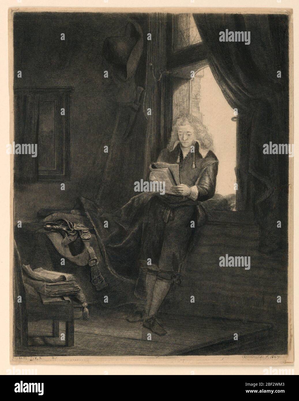 Jan 6. Innen, in tiefen Schatten dargestellt, das Licht kommt aus dem Fenster rechts. Das Subjekt wird stehend dargestellt, lehnt sich gegen die Fensterbank, dem Betrachter gegenüber. Er liest, das Buch mit beiden Händen gehalten. Stockfoto