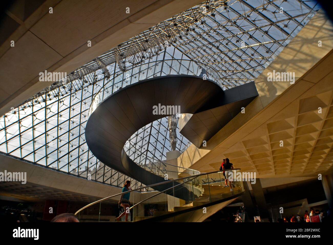 Die Louvre Pyramide Treppe Unter Glaspyramide Stockfoto