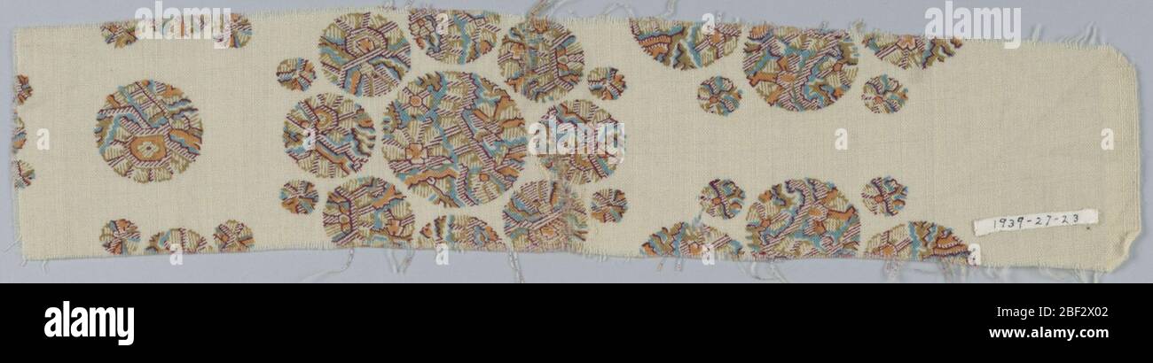 Fragment. Muster Kreise in polychrome (hauptsächlich blau und gelb) in geometrischen Mustern auf weißem Grund gedruckt. Stockfoto