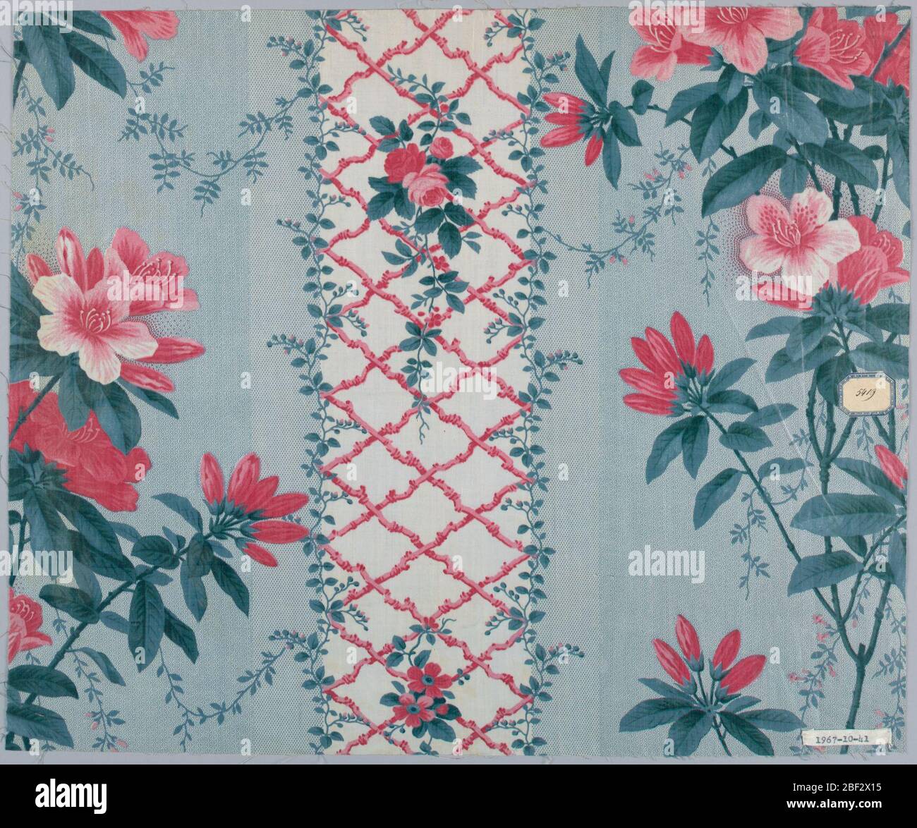 Textil. Zwei breite Streifen, molette in blau mit Punktmuster bedruckt, sind durch einen schmaleren Streifen, bestehend aus einem rosa Gittermuster und kleinen rosa und grünen Blütensprays auf weißem Grund, getrennt. Stockfoto