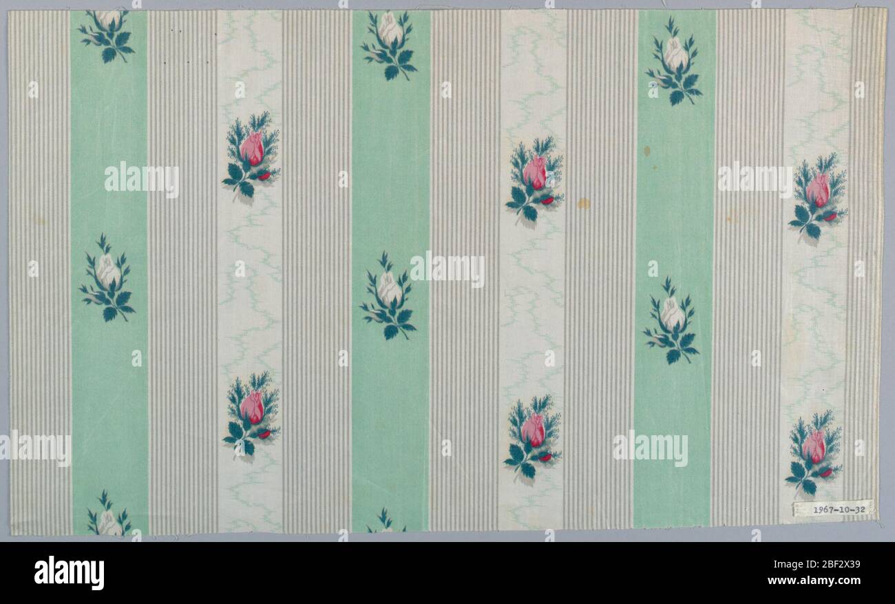 Textil. Boden aus drei wiederholten Streifen; der erste ein solides hellgrün mit kleinen Wiederholungsmuster von weißen Rosenknospen, der zweite, gleichmäßig schmale graue und weiße Streifen, der dritte ein Farbmoiré-Muster molette in grau auf weiß gedruckt und mit Wiederholung der Nadel überdruckt Stockfoto