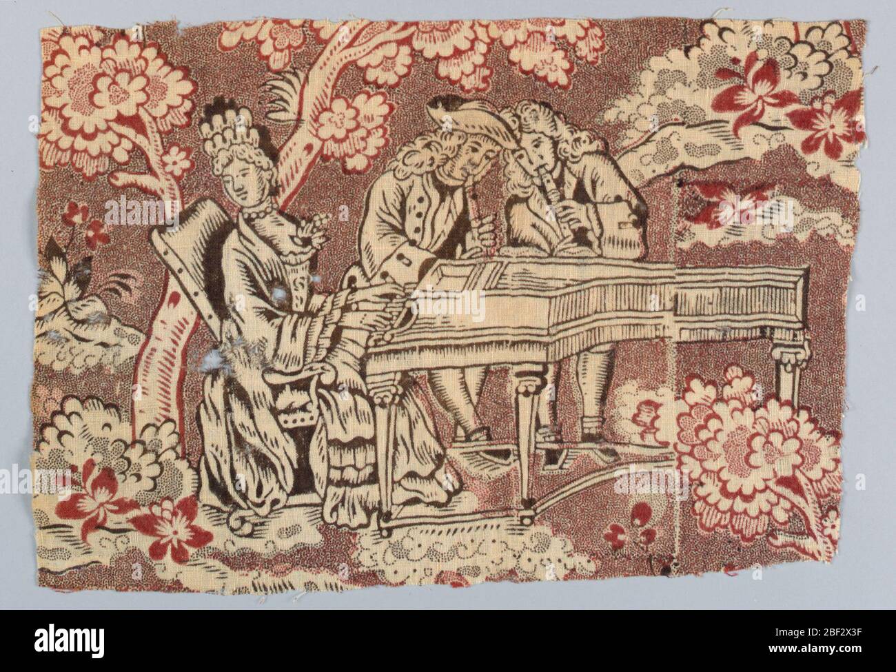 Fragment. Fragment in Rot und Schwarz, das eine Trio-Sonate mit einer Frau mit hoher Kopfbedeckung am Cembalo zeigt, bei der zwei Herren Blockflöten spielen. Kostüme sind im Stil des späten siebzehnten Jahrhunderts. Im Hintergrund erscheinen ein Baum und Blumen. Stockfoto