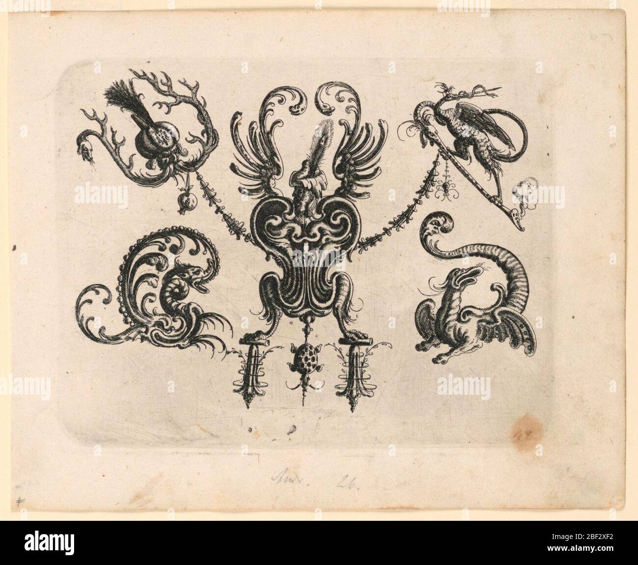 Platte 48 aus New Grotteken Buch Neues groteskes Buch. Ornamentale groteske Formen, bestehend aus knorpelartigen Formen mit einem geflügelten, turbanierten Mann mit Vogelbeinen und Flügeln für Arme. Oben halten zwei fantastische Bestien Girlanden, und an beiden Seiten Drachen. Stockfoto