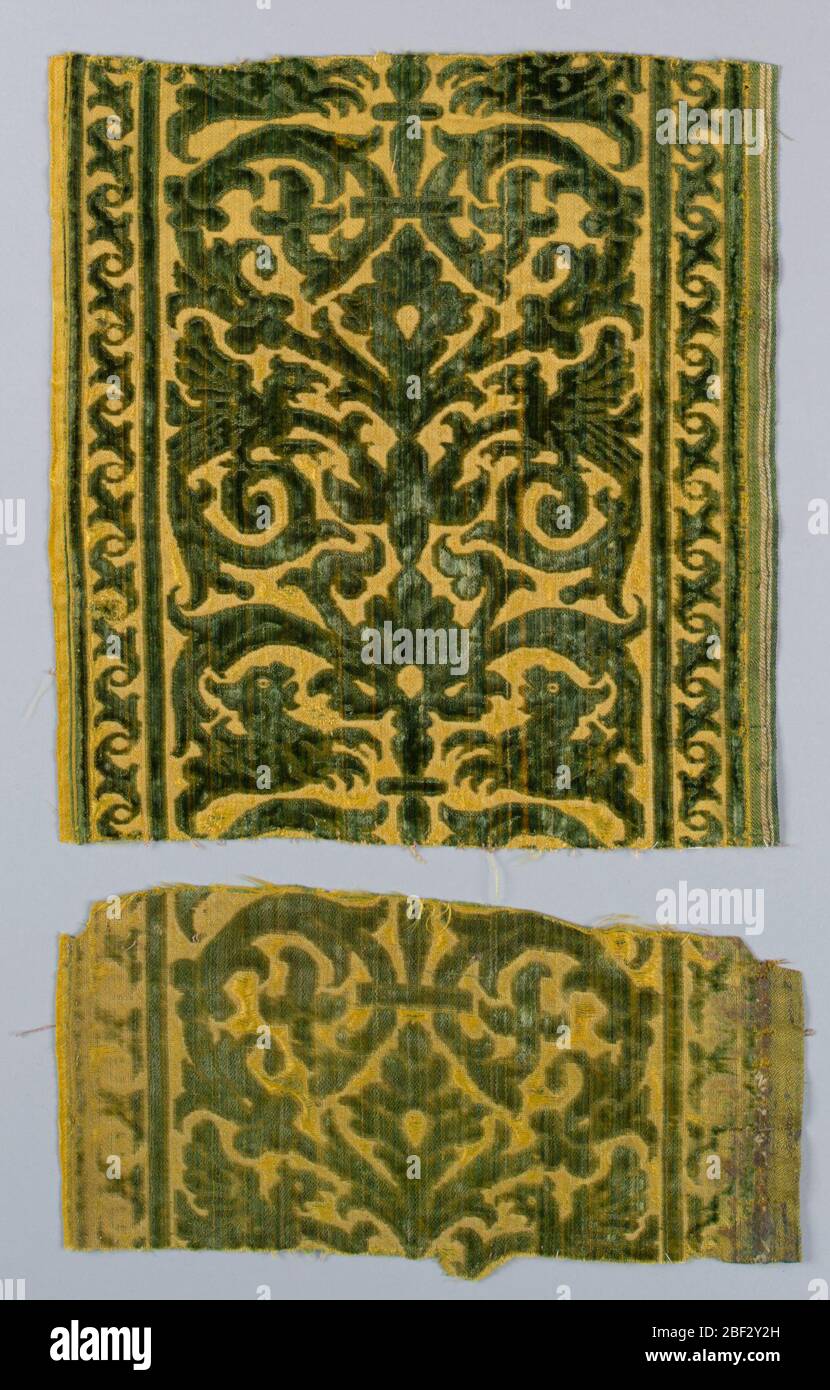 Randfragmente. Symmetrisches Design von Schriftrollen, Vögeln und Fabelwesen in grünem Schnitt und ungeschnittenem Samtflor auf gelbem Satinfeld. Auswraffeln entlang der rechten Seite der Komponente a. Stockfoto