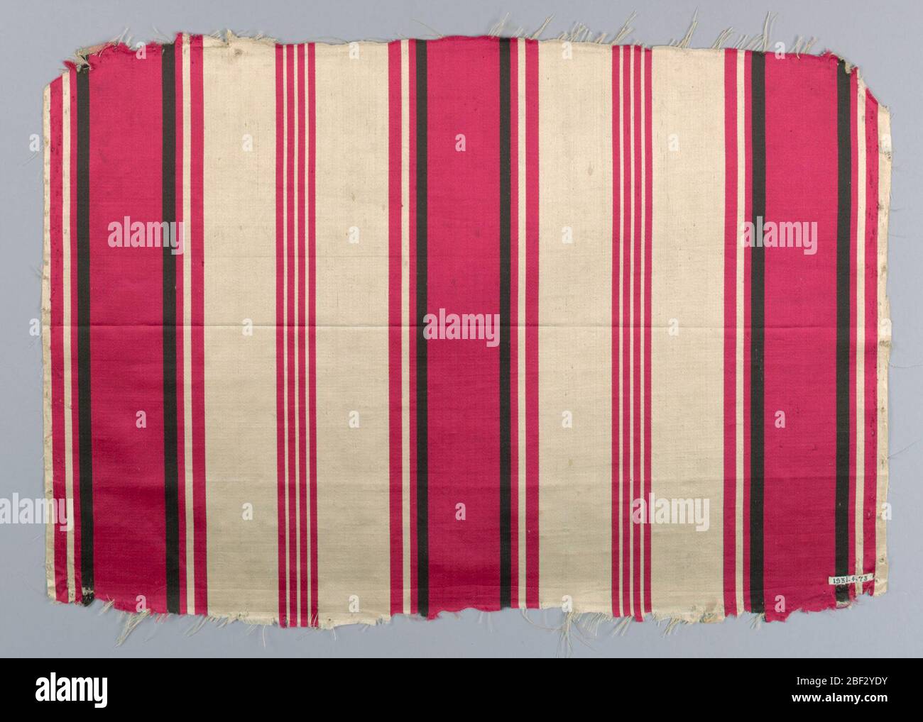 Textil. Fragment aus Polsterstoff in roten, schwarzen und weißen Streifen. Stockfoto