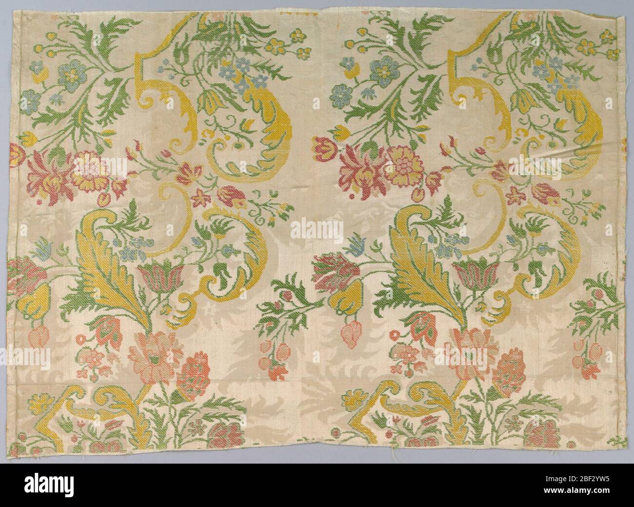 Fragment. Textilfragment im ‘bizarren’ Stil mit grauem Damast, brokat mit mehrfarbigen Blüten und Strapwork. Stockfoto