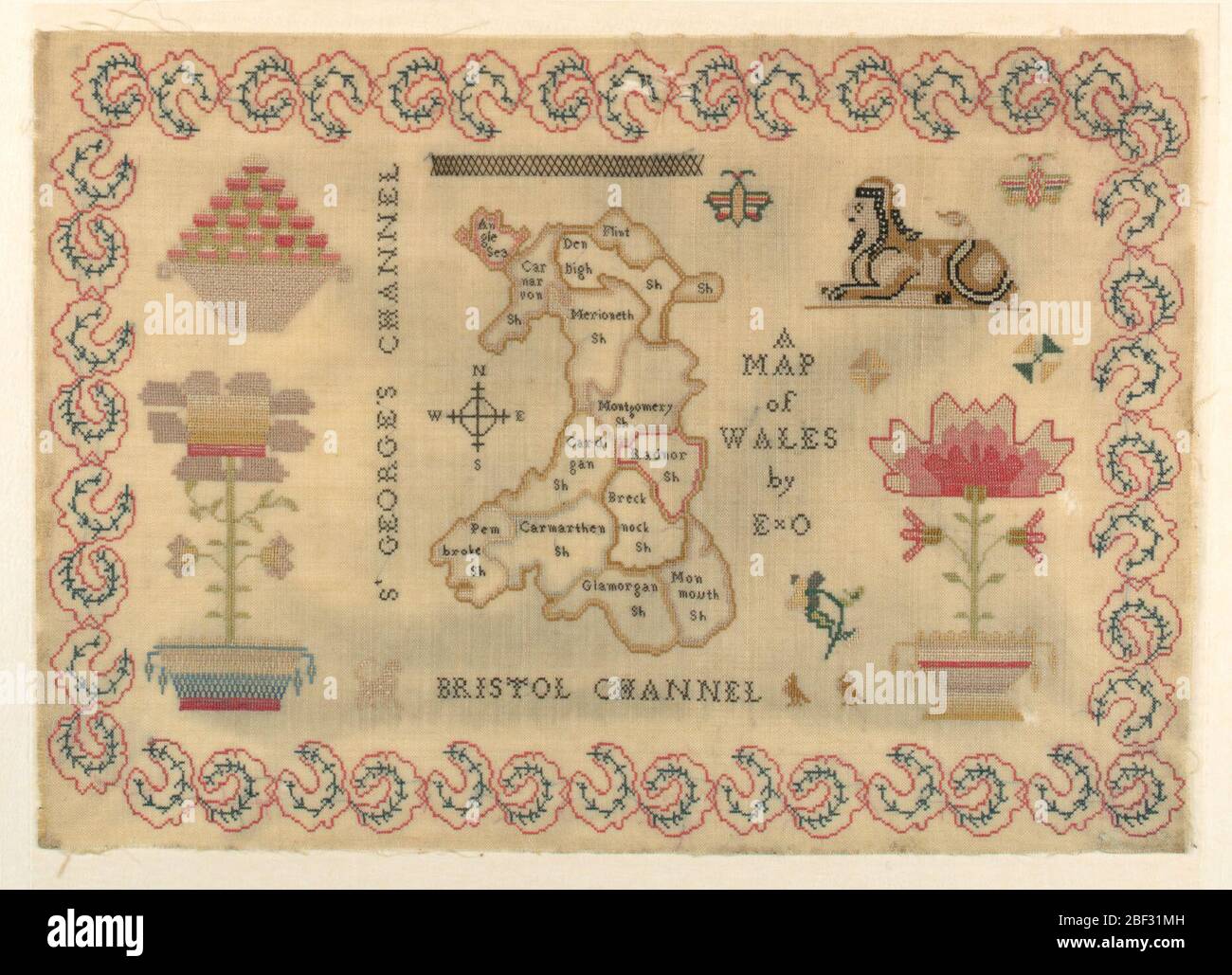 Map-Probennehmer. Eine Karte von Wales mit freistehenden Pflanzen, einem Schmetterling und einer Sphinx. Stockfoto