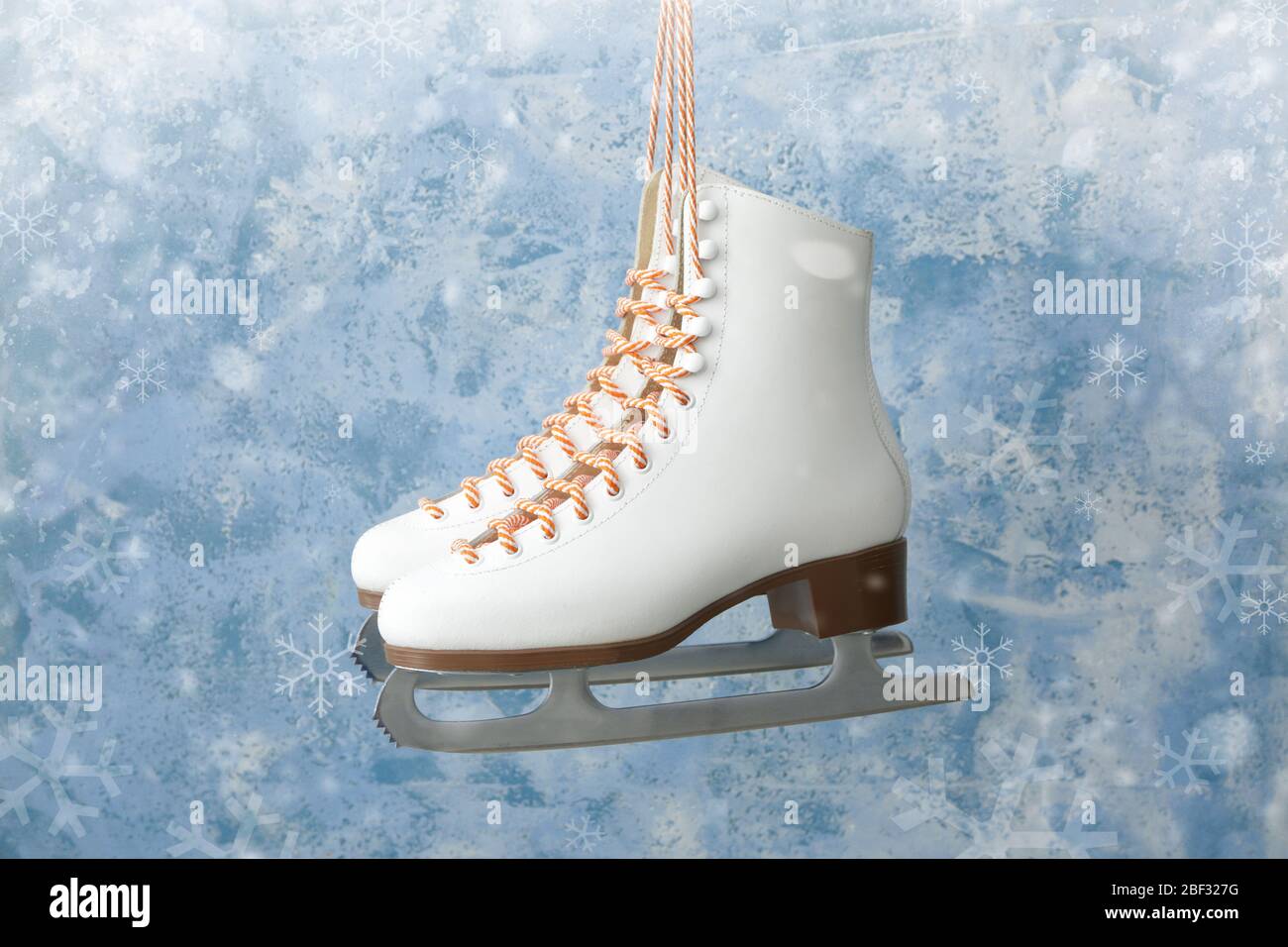 Schlittschuhe auf farbigem Hintergrund Stockfoto
