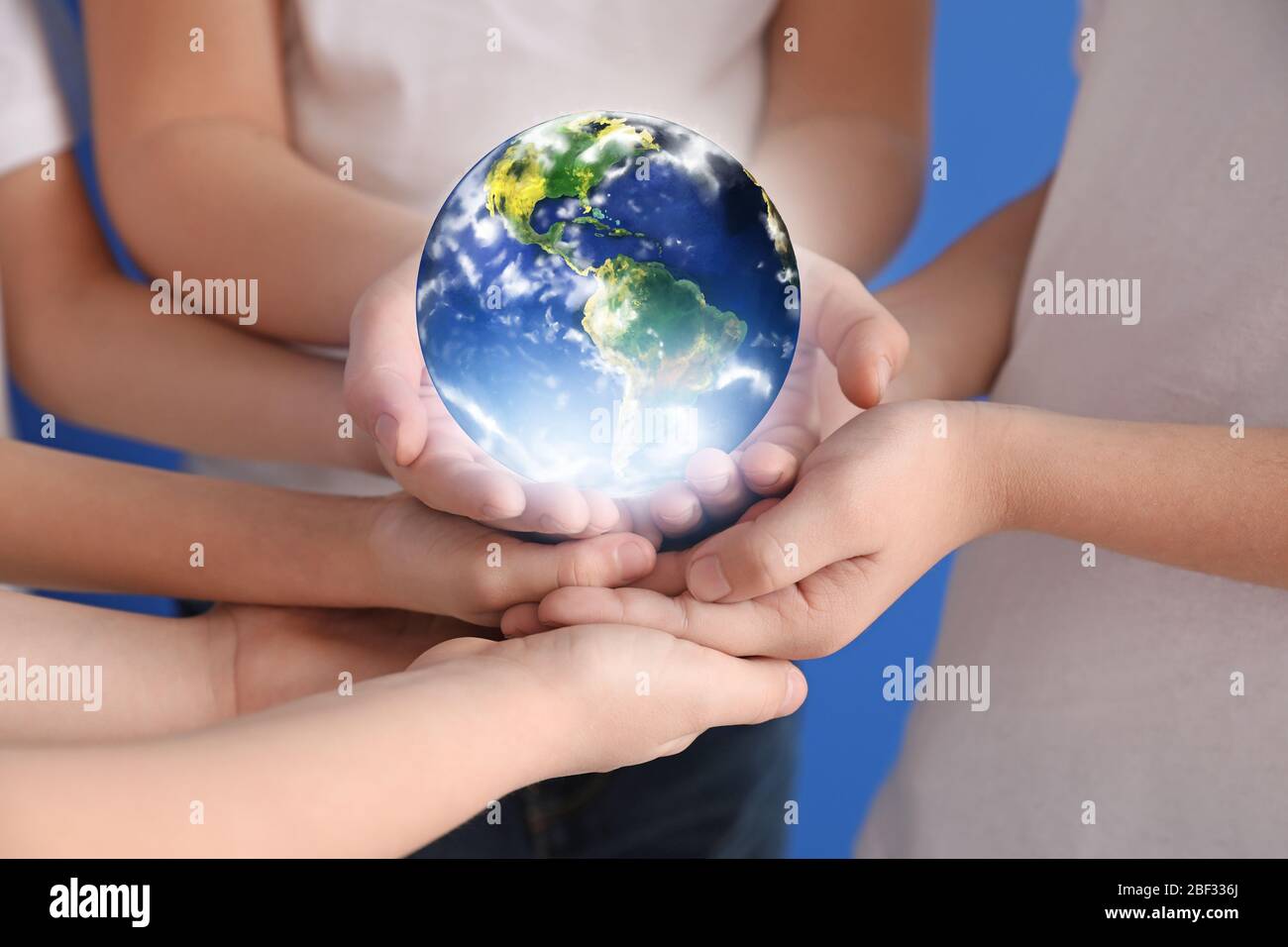 Hände von kleinen Kindern halten den Planeten Erde, Nahaufnahme Stockfoto