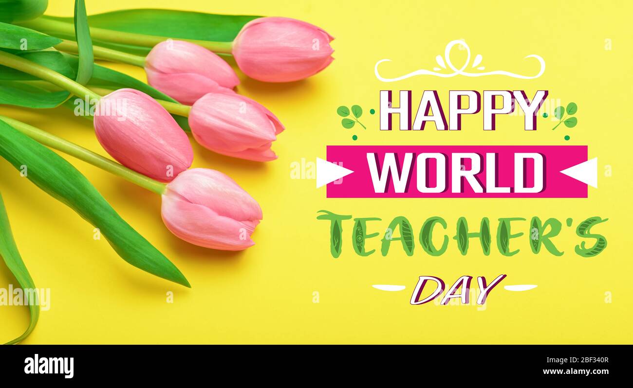 Text GLÜCKLICH WELT LEHRER TAG und schöne Blumen auf farbigen Hintergrund Stockfoto