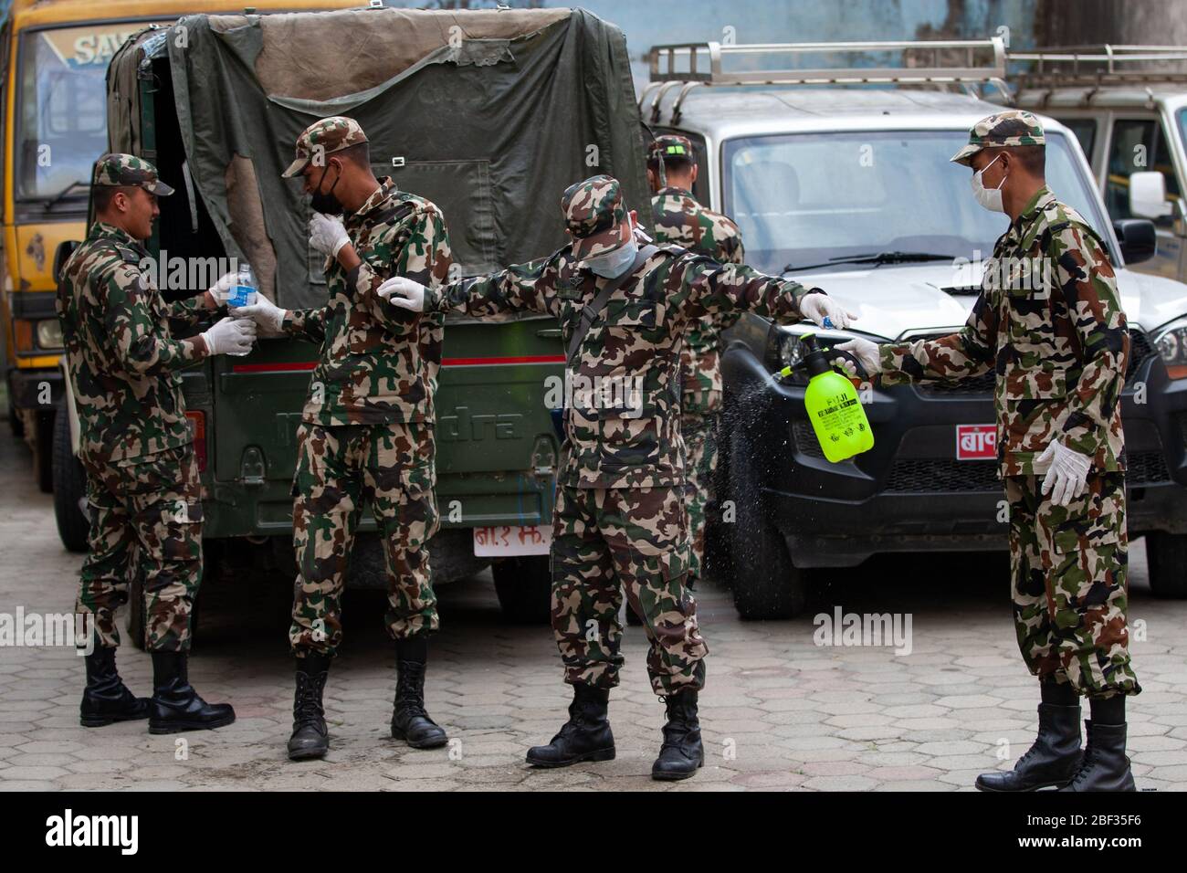 Kathmandu, Nepal. April 2020. Nepalesische Armeeoffiziere tragen eine Gesichtsmaske Spray Desinfektionsmittel auf ihren Körper nach nimmt eine Blutprobe von den Völkern, die eine jüngste Reisegeschichte außerhalb des Landes während des 24. Tages der landesweiten Sperre inmitten der Bedenken über die Ausbreitung des Corona-Virus (COVID-19) haben. Nepal hat in den letzten 48 Stunden keine neuen Fälle von Coronavirus gemeldet. (Foto von Prabin Ranabhat/Pacific Press) Quelle: Pacific Press Agency/Alamy Live News Stockfoto