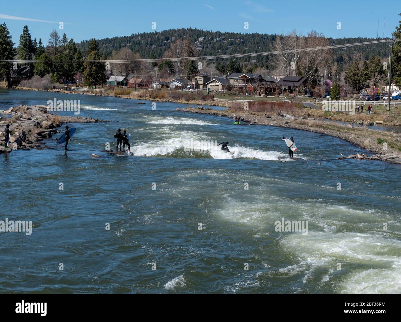 Surfer surfen auf künstlichen Stromschnellen während der Covid-19 Pandemie. Stockfoto