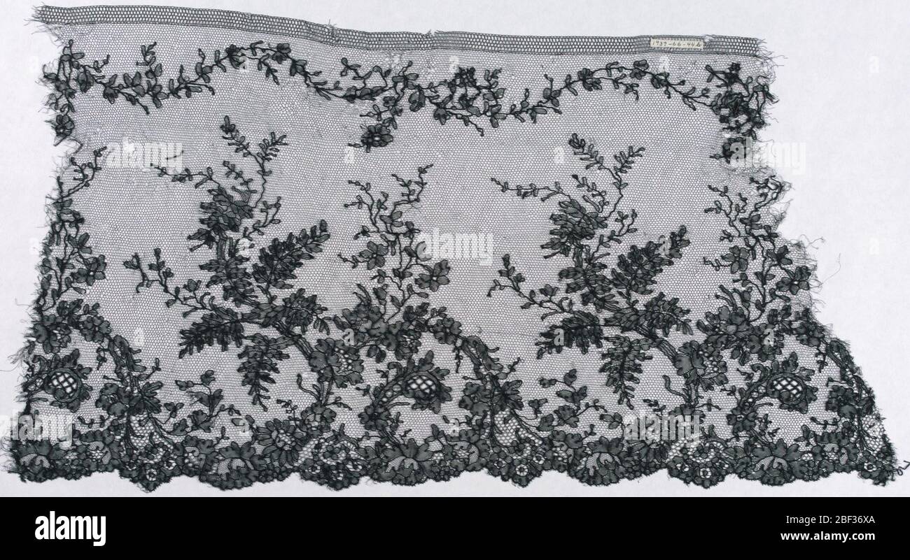 Fragment. Chantilly Spitze - A/. b/, c/ und d/ zeigen das Design der Zweige mit Blumen und Blättern, die von der gebeulten Grenze emporsteigen. Stockfoto