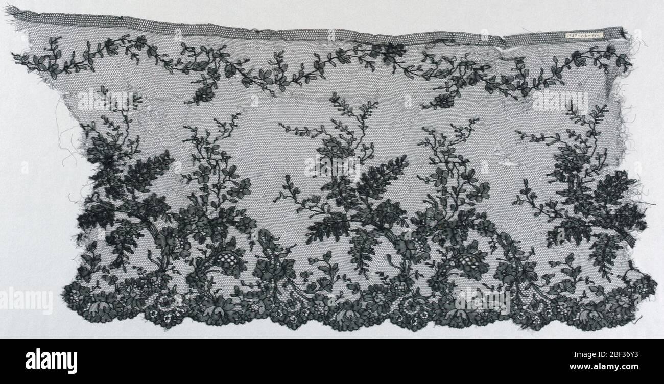 Fragment. Chantilly Spitze - A/. b/, c/ und d/ zeigen das Design der Zweige mit Blumen und Blättern, die von der gebeulten Grenze emporsteigen. Stockfoto