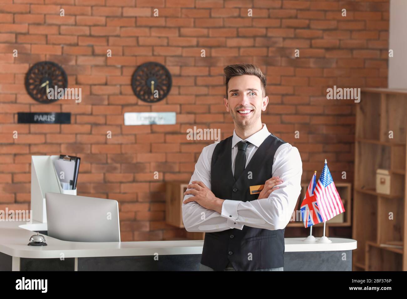 Porträt der männliche Mitarbeiter an der Rezeption im Hotel Stockfoto