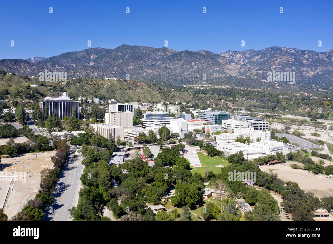Luftaufnahme des NASA & Caltech Run Jet Propulsion Laboratory (JPL) in den Ausläufern über Pasadena in La Canada Flintridge, Kalifornien Stockfoto