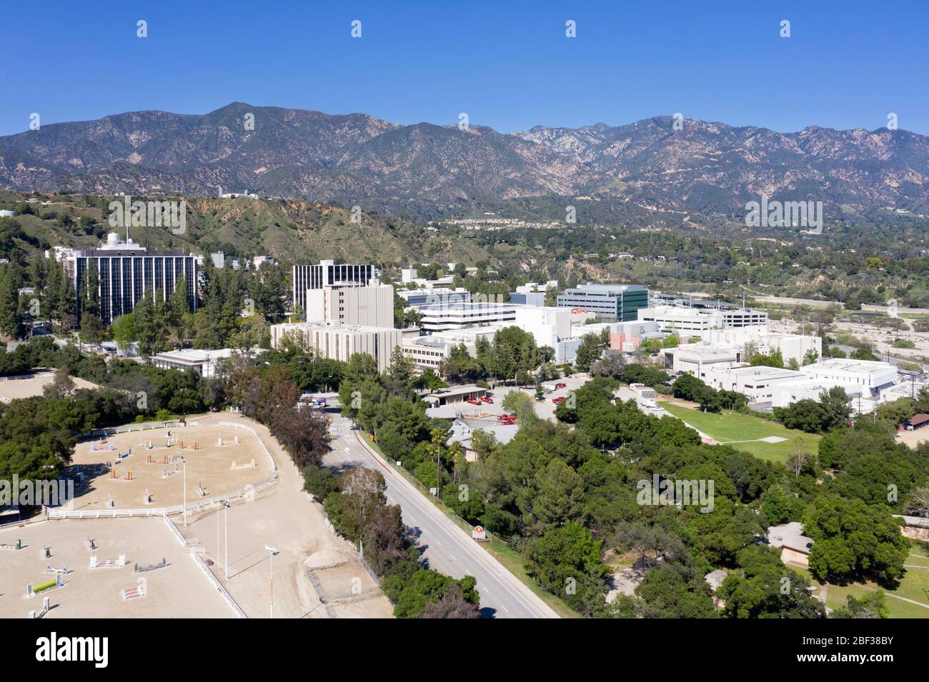 Luftaufnahme des NASA & Caltech Run Jet Propulsion Laboratory (JPL) in den Ausläufern über Pasadena in La Canada Flintridge, Kalifornien Stockfoto
