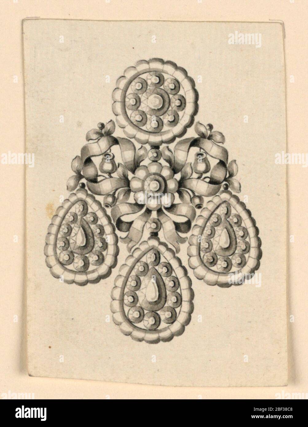 Design für einen Ohrring. Schmuckdesign für einen Ohrring. Das übliche Schema mit einer Scheibe oben und drei Tropfen unten. In der Mitte ein Knoten, mit zwei Fruchtstämmen verflochten. Stockfoto