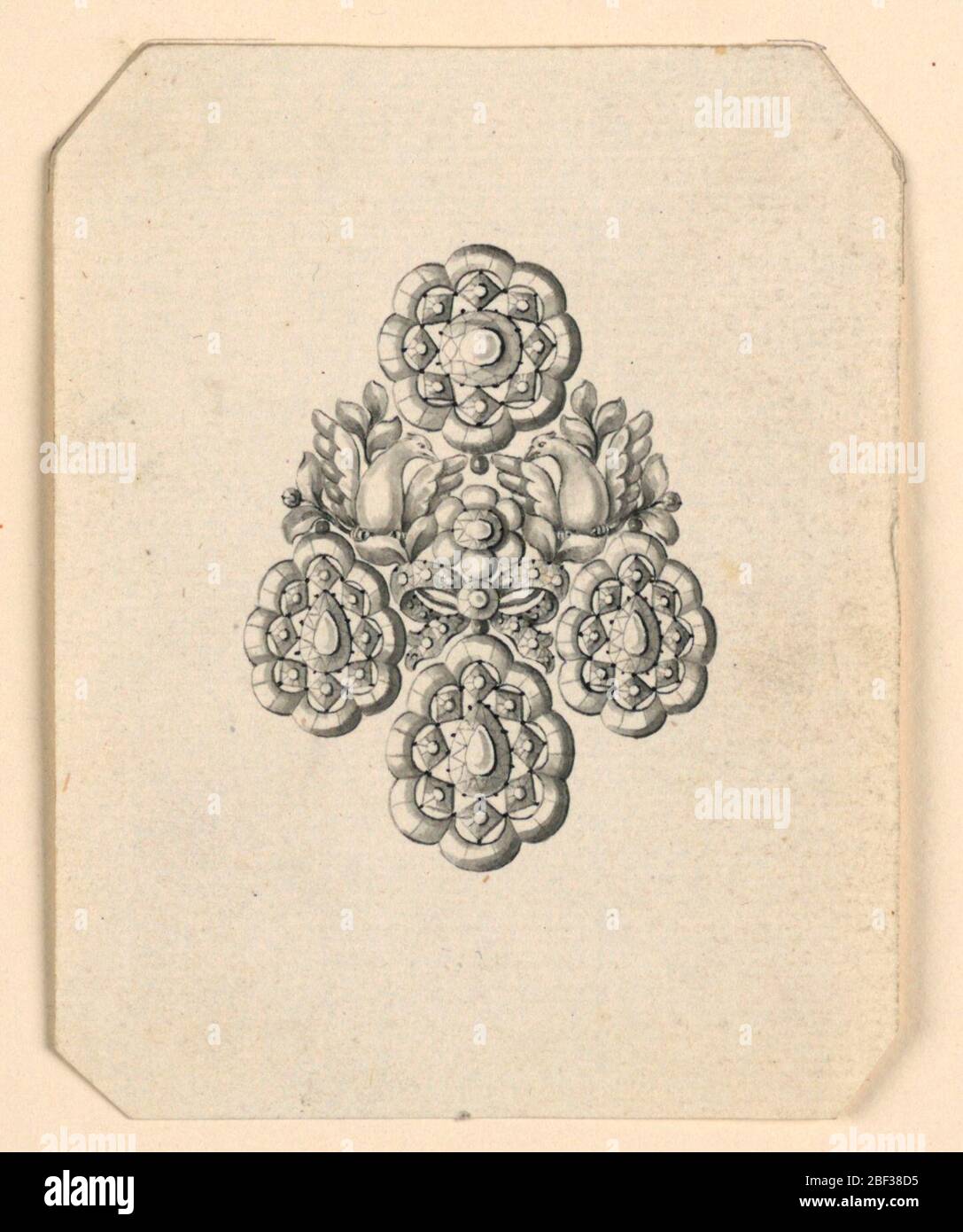 Design für einen Ohrring. Schmuckdesign für einen Ohrring. Das übliche Schema mit einer Scheibe oben und drei Tropfen unten. In der Mitte zwei Tauben über Blattstielen, durch einen kleinen Knoten befestigt, mit einer Blüte oben und in der Mitte. Abgeschrägte Ecken. Stockfoto