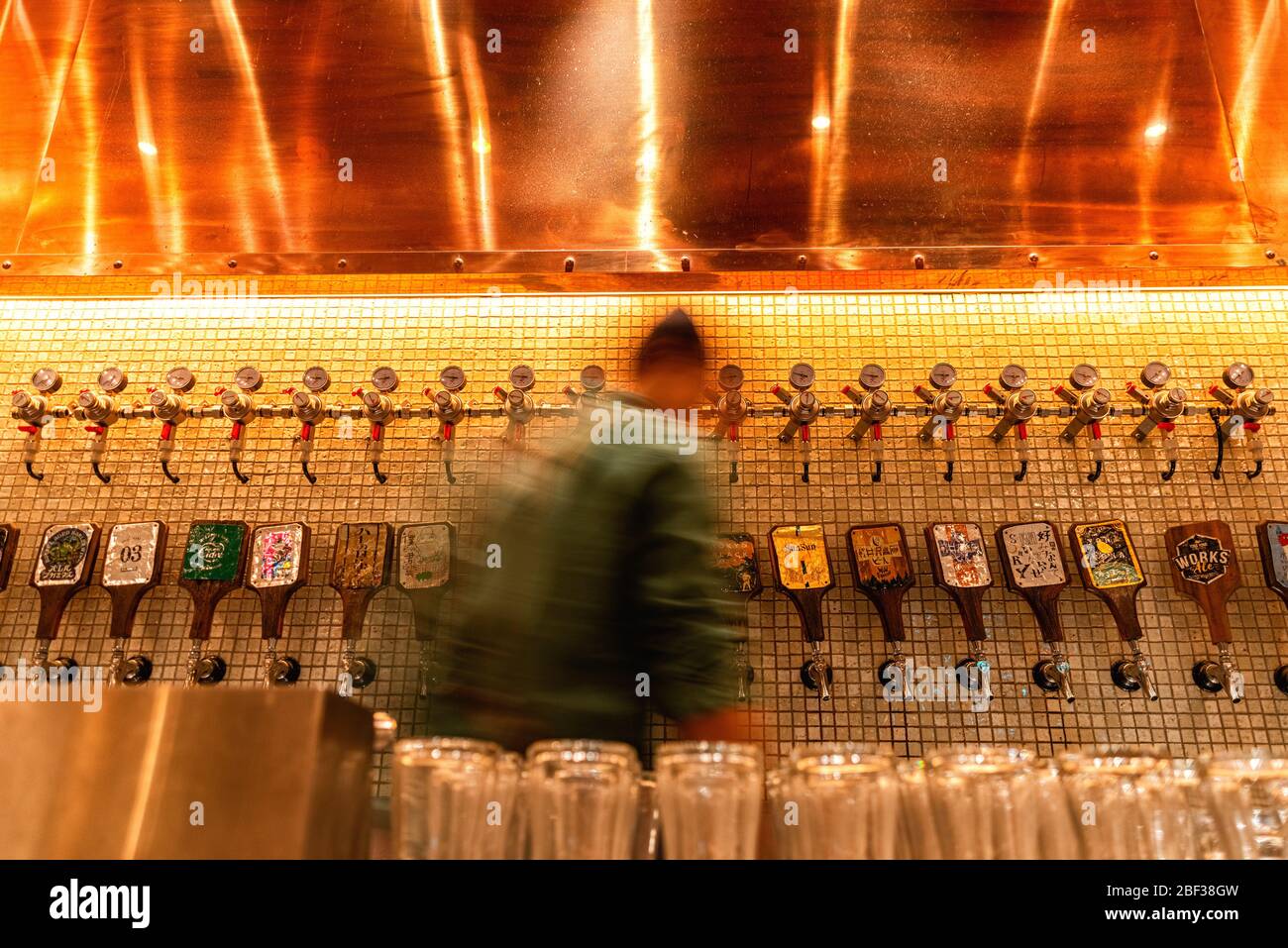 Yona Yona Craft Beer Bar und Brauerei, Tokio, Japan Stockfoto