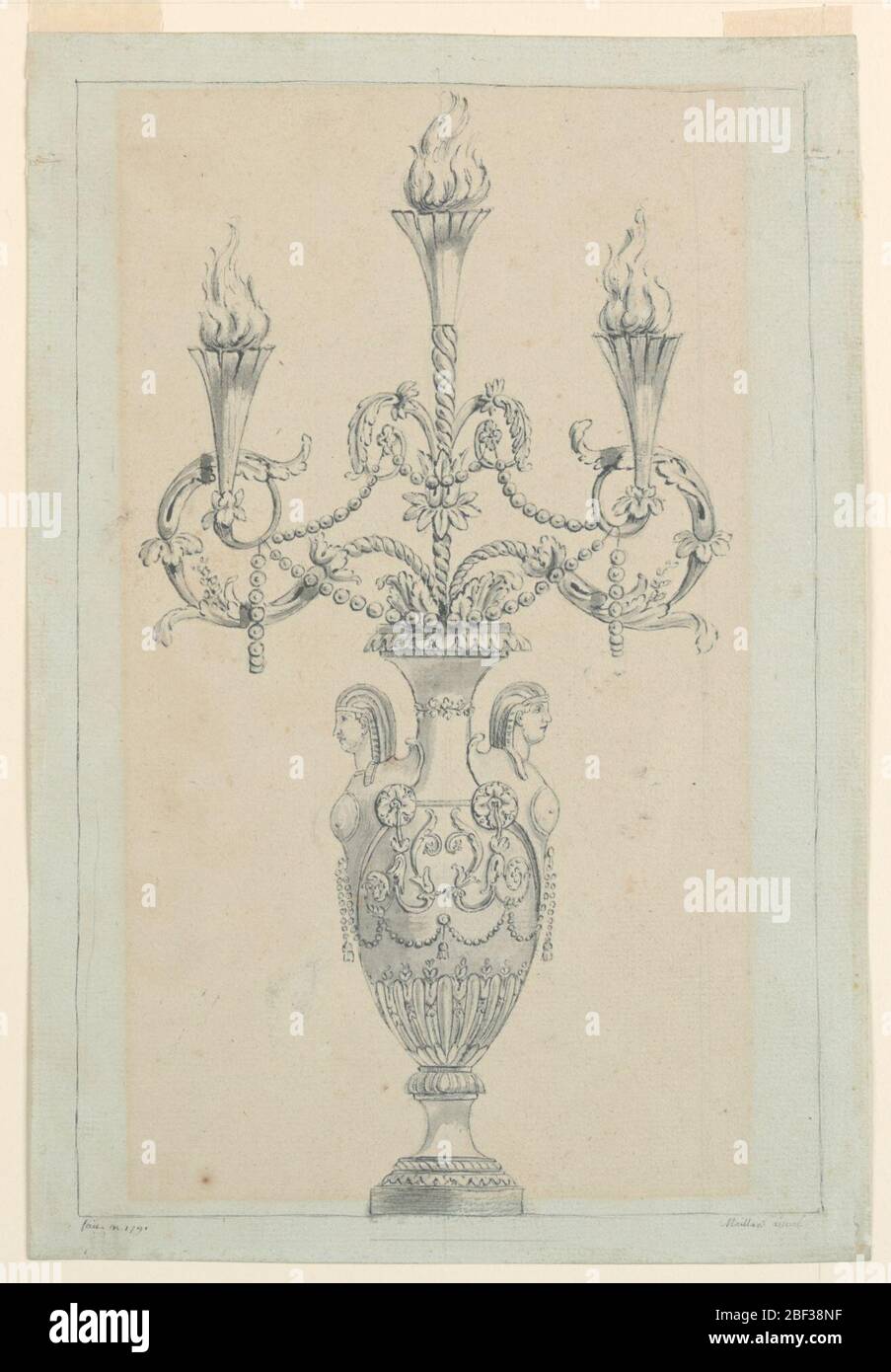 Design für einen Kerzenständer. Zwei Büsten ägyptischer Frauen dienen als Griffe eines Gehäuses, aus dem drei verdrehte Schnüre hervorgehen. Zwei sind seitlich gebogen und halten Akanthus-Spiralen, die zwei Buchsen unterstützen. Die zentrale erhebt sich gerade und trägt eine Steckdose. Stockfoto Design für einen Kerzenständer. Zwei Büsten ägyptischer Frauen dienen als Griffe eines Gehäuses, aus dem drei verdrehte Schnüre hervorgehen. Zwei sind seitlich gebogen und halten Akanthus-Spiralen, die zwei Buchsen unterstützen. Die zentrale erhebt sich gerade und trägt eine Steckdose. Stockfoto